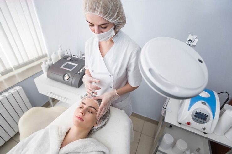 Rejuvenecimiento de la piel facial en salón de belleza.