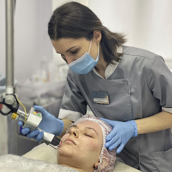 Esteticista realiza cirugía de rejuvenecimiento facial fraccionado con láser